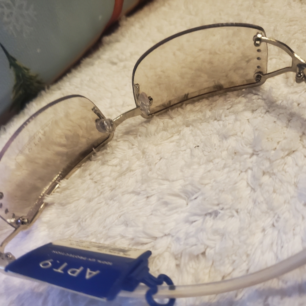 Stylish Silver Rimless Sunglasses - Picture 3 of 9